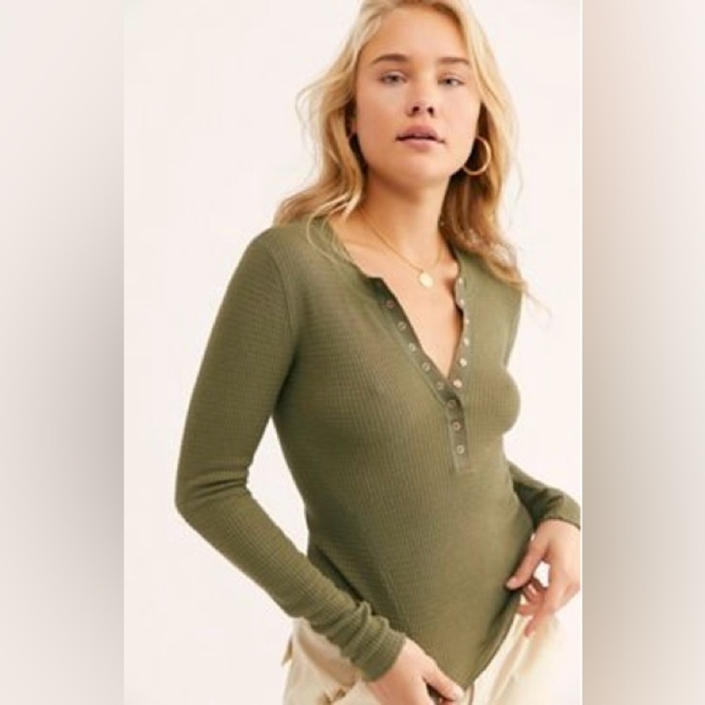 ‼️RARE‼️🔥FREE PEOPLE🔥One of the Girls Henley in Army Bloom—M
